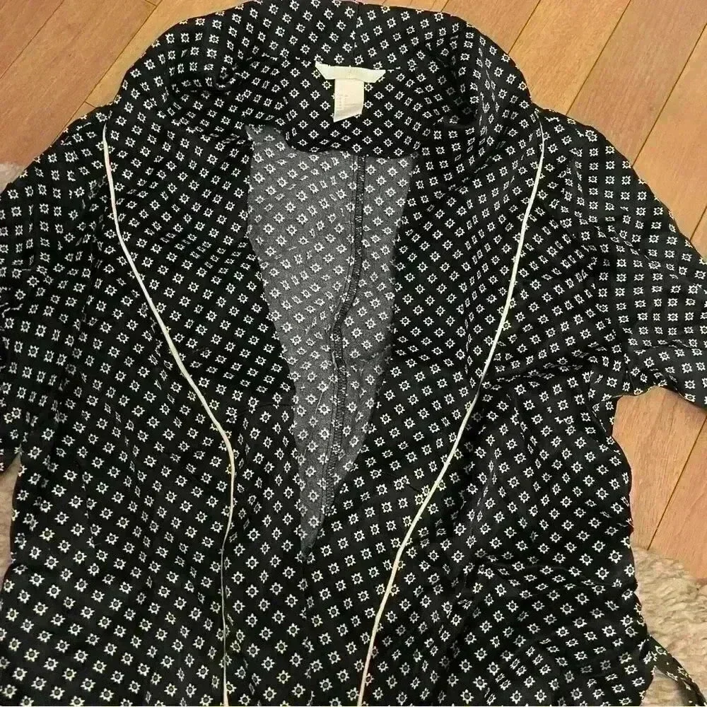 H&M satin-like print wrap top‎